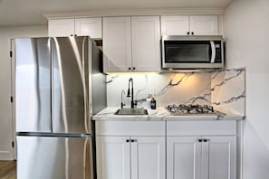 Een microgolfoven, een vaatwasser, een koffiezetapparaat/waterkoker