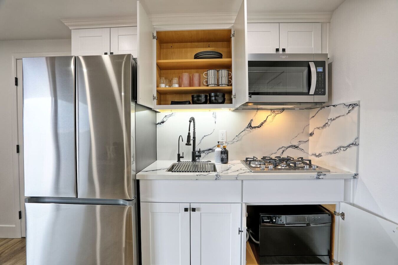 Micro-ondes, lave-vaisselle, cafetière/bouilloire