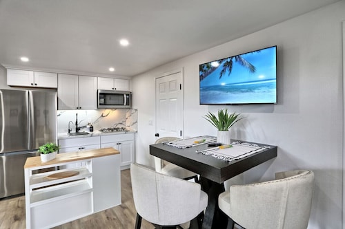 Modern Luxe Guest House | Stunning Views + Parking