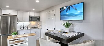 Modern Luxe Guest House | Stunning Views + Parking