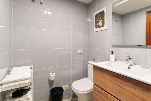 Ducha, bidé y toallas