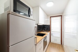 Réfrigérateur, micro-ondes, four, cafetière/bouilloire