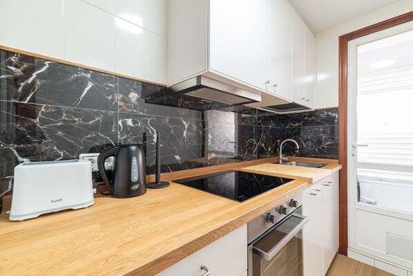 Fridge, microwave, oven, coffee/tea maker