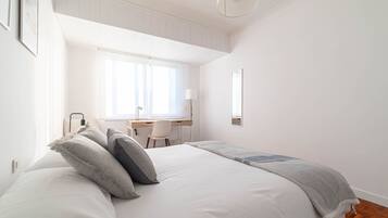 4 slaapkamers, een strijkplank/strijkijzer, gratis wifi, beddengoed