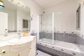 Shower, towels - Balaidos (Vigo)
