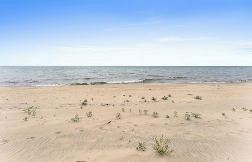 Cottage with Private Lake Access! Short distance to town