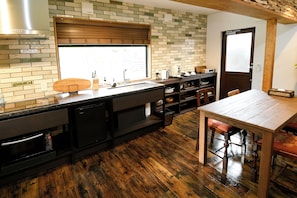 Villa City | Eget kök | Mikrovågsugn, spishäll och grytor/köksredskap