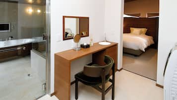 City Villa | Bathroom | Hair dryer, towels, soap, shampoo