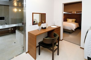City Villa | Bathroom | Hair dryer, towels, soap, shampoo