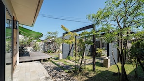 Villa - utsikt mot trädgården | Terrass/Patio