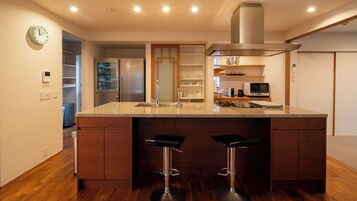 Villa, vistas al jardín | Cocina privada | Microondas, placa de cocina, hervidor eléctrico y utensilios de cocina