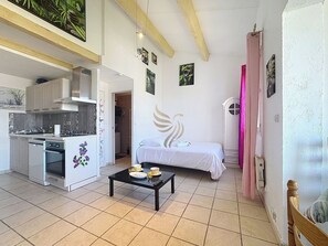 1 makuuhuone, silitysrauta/-lauta, vuodevaatteet