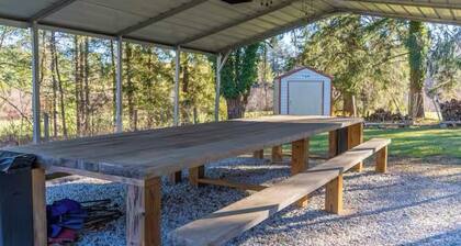 Relaxing 3/2 House Family Friendly & Pet Friendly with huge picnic pavilion