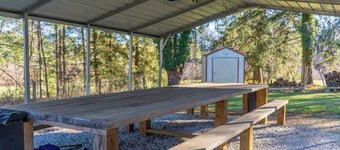 Relaxing 3/2 House Family Friendly & Pet Friendly with huge picnic pavilion