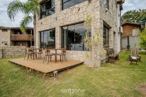 Basic Villa | Outdoor dining