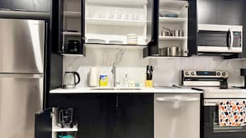 Microwave, oven, dishwasher, paper towels