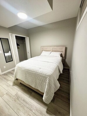 2 bedrooms, iron/ironing board, WiFi, bed sheets - Hidden Gem: Modern 2BR | 2 Bathroom Suite with Private Entrance (Calgary)