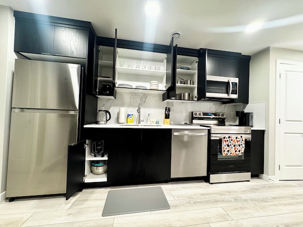 Mikrobølgeovn, ovn, oppvaskmaskin og papirhåndklær