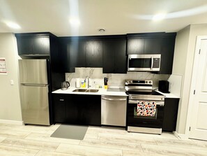 Mikroaaltouuni, uuni, astianpesukone, talouspaperi