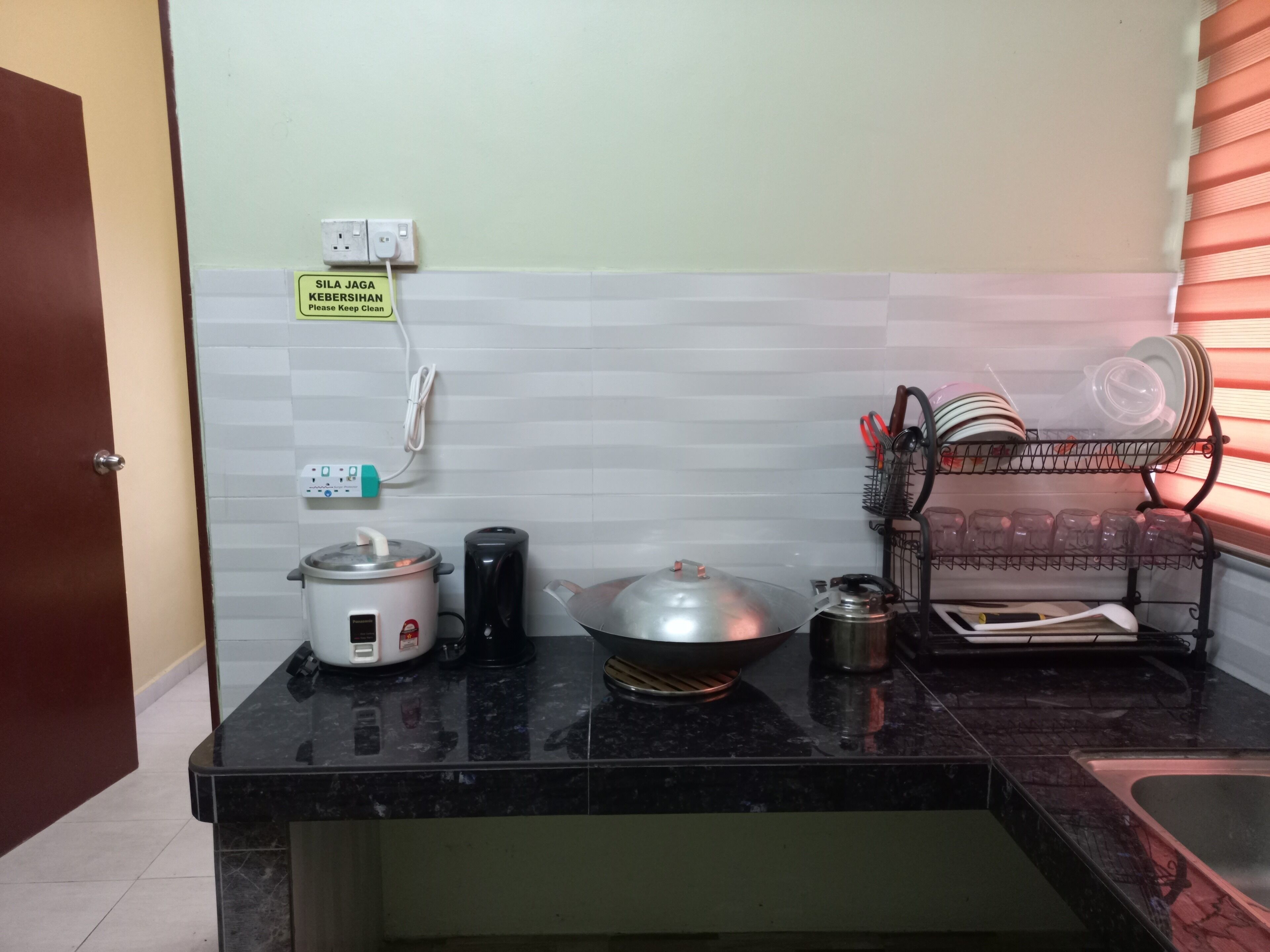 Kühlschrank, Herdplatte, Wasserkocher, Kochgeschirr/Geschirr/Besteck