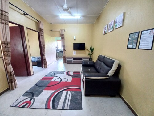 Charming 3-bedroom house with WiFi, AC, family-friendly in superb Shah Alam