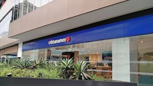 Une succursale de Citibanamex dotée d’une façade moderne et de grandes fenêtres en verre.