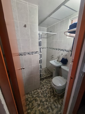 Douche, sĂšche-cheveux, serviettes fournies, savon