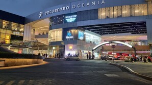 Un centre commercial moderne, avec l’enseigne « Encuentro Oceania » et divers magasins, notamment « Wingstop » et « Pandora ».