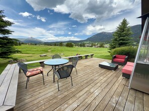 Outdoor dining - Spacious 4-bedroom house with private Sauna, Hot tub, Fitness room in Big Sky (Big Sky)