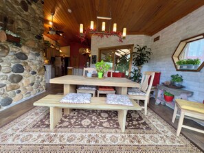 Dining - Spacious 4-bedroom house with private Sauna, Hot tub, Fitness room in Big Sky (Big Sky)