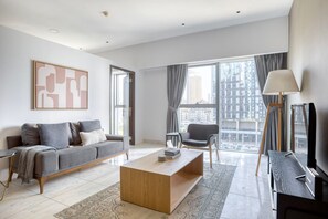 TV, stereo - Blueground | DIFC, pool, nr Central Park (Dubai)