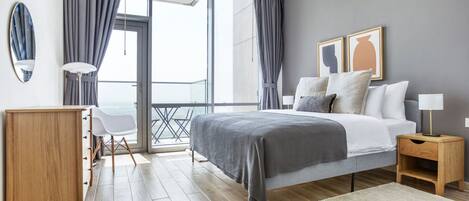 Een strijkplank/strijkijzer, wifi, beddengoed