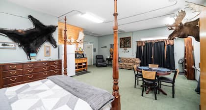 Rustic Retreat Under the Stars - Quiet, Cozy, & Woodsy - high speed WIFI
