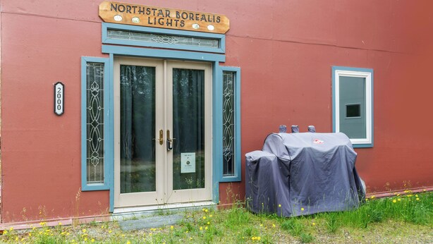 A building with a sign reading "Northstar Borealis Lights." - Rustic Retreat Under the Stars - Quiet, Cozy, & Woodsy - high speed WIFI (Fairbanks)