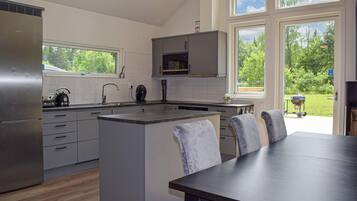 Kylskåp, ugn, diskmaskin och kaffe- och tebryggare