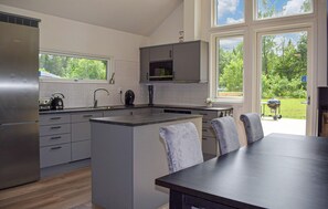 Kühlschrank, Ofen, Geschirrspüler, Wasserkocher mit Kaffee-/Teezubehör