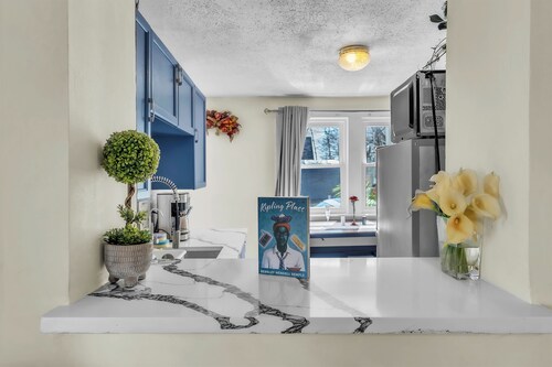 Sleeps 7 + PS5 and Game Table + Parking + Yale 5 Min