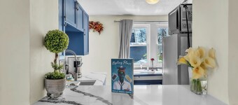 Sleeps 7 + PS5 and Game Table + Parking + Yale 5 Min