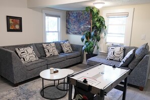 Smart TV - Sleeps 7 + PS5 and Game Table + Parking + Yale 5 Min (New Haven)