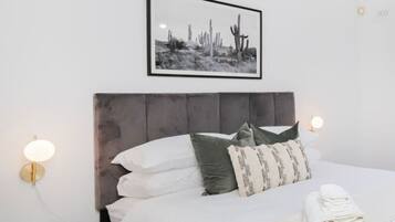 2 bedrooms, desk, iron/ironing board, WiFi