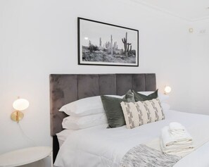 2 slaapkamers, een bureau, een strijkplank/strijkijzer, wifi