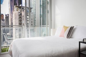 Escritorio, tabla de planchar con plancha, wifi y ropa de cama