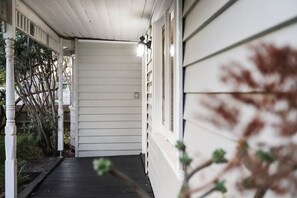 Exterior detail - Modern 3BR Family Home in Melbourne | Backyard, Free Parking, Tennis Court, Near Highpoint & 20 Mins to CBD (Maidstone)