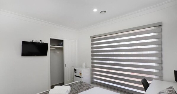 1 bedroom, desk, iron/ironing board, WiFi - 102 Luxury Queen Room with Hotel Experience • Fast WiFi • Close to Tram, 18 mins to CBD • 24/7 Security (Brunswick East)