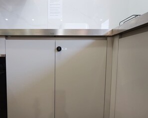 Fridge, microwave, oven, stovetop - 102 Luxury Queen Room with Hotel Experience • Fast WiFi • Close to Tram, 18 mins to CBD • 24/7 Security (Brunswick East)