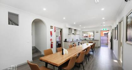 207 Chic Queen BR w/ Fast WiFi and Hotel-Grade Linens • 24/7 Security • 18 mins tram to CBD