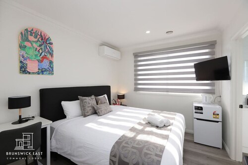 205 Modern King Room w/ Private Ensuite • Fast WiFi • 18 mins tram to CBD