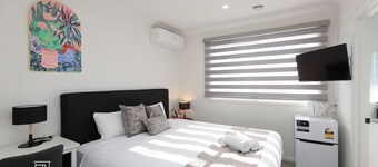 205 Modern King Room w/ Private Ensuite • Fast WiFi • 18 mins tram to CBD