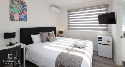 205 Modern King Room w/ Private Ensuite • Fast WiFi • 18 mins tram to CBD