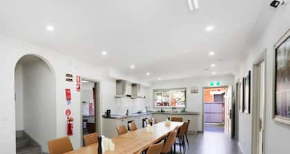 205 Modern King Room w/ Private Ensuite • Fast WiFi • 18 mins tram to CBD